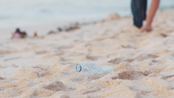 Großaufnahme von Freiwilligen, die Plastikflaschen am Strand des weißen Ozeans aufheben. Freiwillige Säuberung des Strandes. Müll am Strand aufräumen. Umweltbewusstes Konzept — Stockvideo