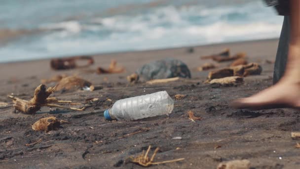 Primer Plano Voluntario Recogiendo Botella Plástico Playa Arena Negra Bolsa — Vídeos de Stock