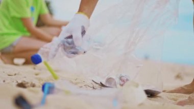 Kumsal temizleme gönüllüler grubu. Gönüllü yükseltir ve plastik çöp torbası atar. Gönüllü ve kavram geri dönüşüm. Çevre bilinci kavramı kopya alanı