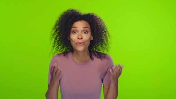 Sorprendida mujer afroamericana feliz se ríe felizmente divirtiéndose por su amigo — Vídeos de Stock
