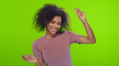 İyi vibes müzik için neşeli mutlu çekici koyu tenli kadın dansları