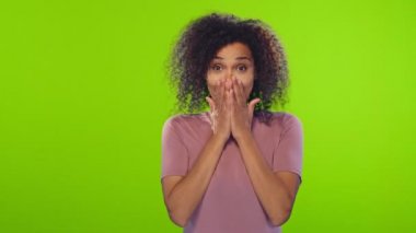 Şaşırtıcı koyu tenli kadın istenen pozisyon için kiraladı ile hayran