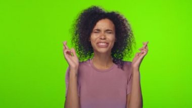 Afrikalı Amerikan kadın parmaklarının iyi haber işitme tahmin haçlar