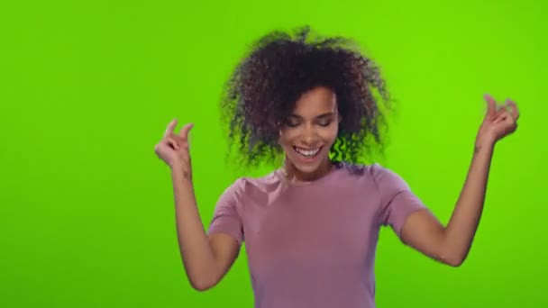 Activo energizado Afro mujer baila y se divierte se siente divertido y optimista — Vídeos de Stock