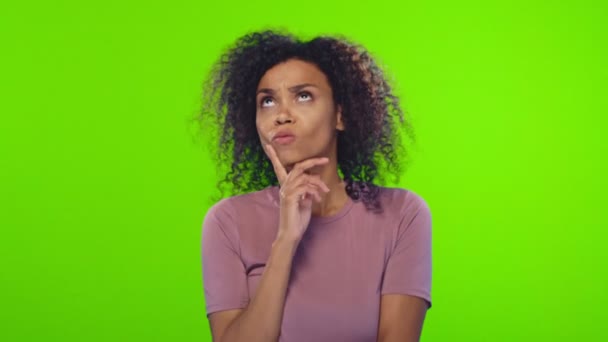 Afro-americano pensiero femminile e avere un'idea alzato indice — Video Stock