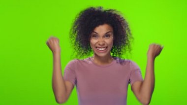 Kıvırcık saçlı portre afrikalı amerikalı genç kadın zafer sevinir