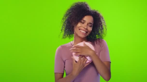 Πορτρέτο χαρούμενα Αφρικής αμερικανική νεαρή γυναίκα χαρούμενα χορό με κουτί δώρου — Αρχείο Βίντεο
