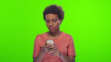 Büyüleyici duygusal Afro-Amerikan genç kadın alınan mesaj sevinir