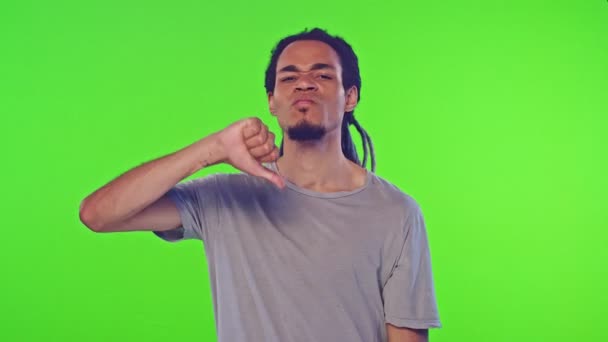 Niezadowolony African American Man pokazuje znak odrzucenia, trzyma kciuka w dół — Wideo stockowe