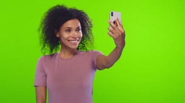 Sevindim siyah kadın geniş gülümsüyor, beyaz cep telefonu selfie portre alır