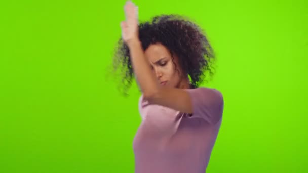 Afro mulher dança e se diverte, se sente divertido e otimista, executa dança vitória — Vídeo de Stock