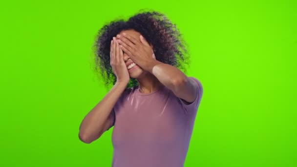 Mladá černá ženská si hraje se skrytím a hledá oči s palmami — Stock video