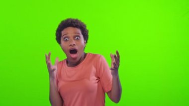 Genç siyah kadın şok çığlık, ağız açık tutmak, stresli hissediyorum