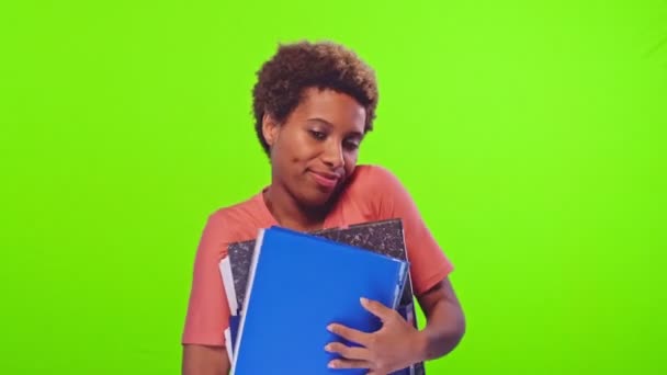 Черная женщина с хмурым лицом держит много папок с важной информацией — стоковое видео
