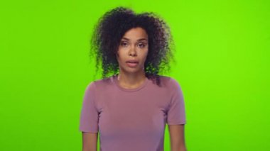 Koyu tenli kadın, ne yapacağını bilmiyor, habersiz şüpheli bir ifade vardır