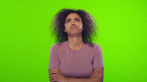 Femme afro-américaine avec les bras croisés regardant autour, soupirs de fatigue — Video