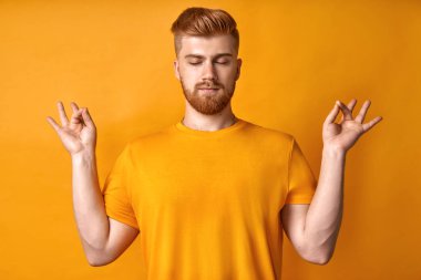 Sakin sakallı adam meditasyon rahatlatıcı, iş konsepti hiçbir stresse ücretsiz rahatlama