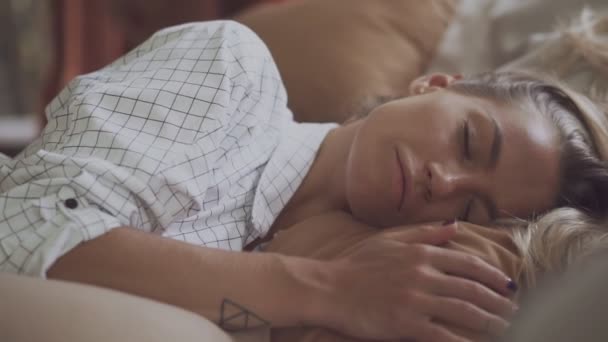 Erfreut junge blonde Frau im Bett freut sich, einen neuen Tag zu beginnen, hatte angenehme Träume — Stockvideo
