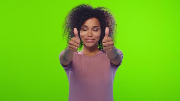 Mulher de raça mista mostrando polegares para cima gesto, expressão como aprovação da ideia — Vídeo de Stock