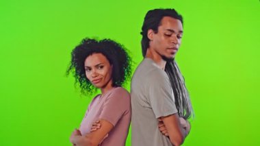 Koyu tenli çift kavga ettikten sonra birbirleriyle konuşmuyorlar.