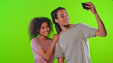 Genç Afrikalı çift içtenlikle selfie için poz gülüyor, birlikte eğlenmek