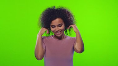 Koyu tenli kadın memnun ifade ile, bir göz kırpar, erkek arkadaşı ile flört