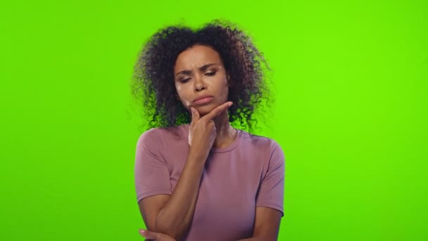 Смешанная расовая женщина с сомнительным и скептическим выражением лица, подозревающая что-то — стоковое видео