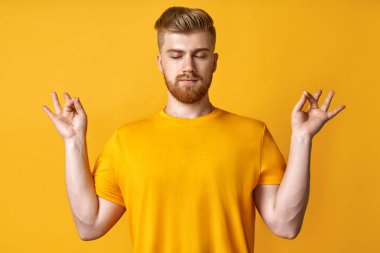 Sakin sakallı adam meditasyon rahatlatıcı, iş konsepti hiçbir stresse ücretsiz rahatlama