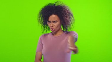 Ciddi şekilde hayal kırıklığına uğramış genç Afrikalı Amerikalı genç başını sallıyor.