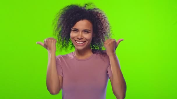 Affascinante allegra bella donna afro-americana positiva mostrando pollici in su — Video Stock