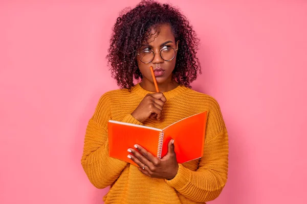 Estudiante jovencita afriamericana muy guapa con gafas. —  Fotos de Stock