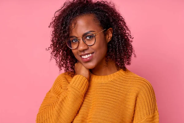 Retrato de bonito sorrindo modesto africano-americano jovem estudante do sexo feminino — Fotografia de Stock