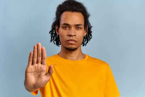 Hombre afroamericano disgustado en camisa amarilla muestra parada con palmas — Foto de Stock