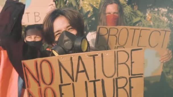 Activisten over manifestatie buiten demonstreren tegen klimaatverandering — Stockvideo