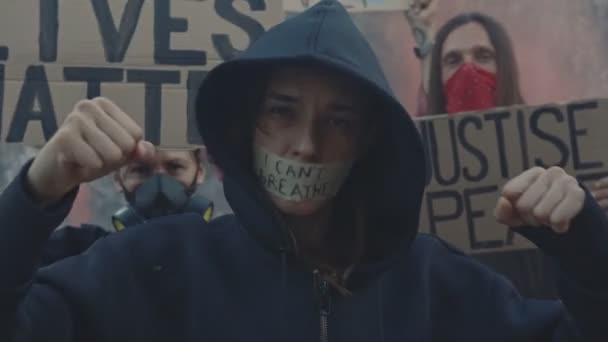 Demonstratie tegen politiegeweld en racisme in de avondstraat — Stockvideo