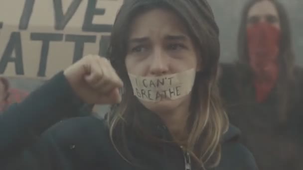 Grupo de activistas en manifestación al aire libre, protesta pacífica contra la violencia — Vídeo de stock