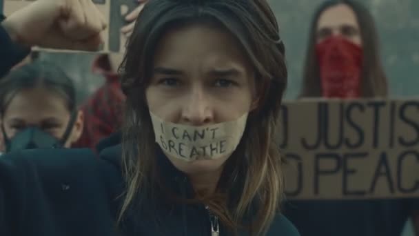 Crowd of protesters with banners protesting against police brutality, chanting — Stock Video