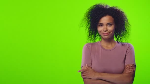 Donna afroamericana in t-shirt rosa punta a qualcosa — Video Stock