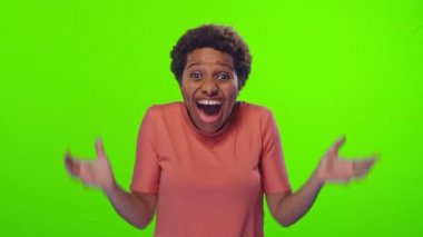 Afro-Amerikalı kadın yeşile şaşırarak gözlerini açıyor.