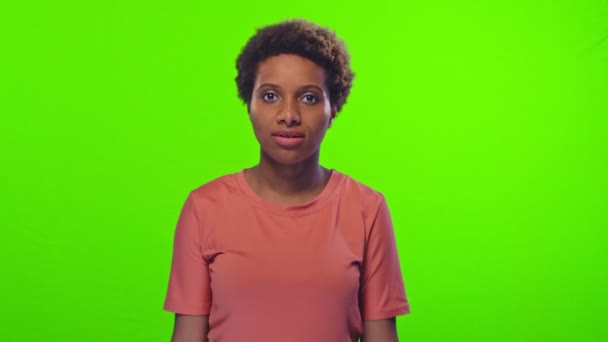 Funny chica afroamericana estornuda cerrando la cara en verde — Vídeo de stock