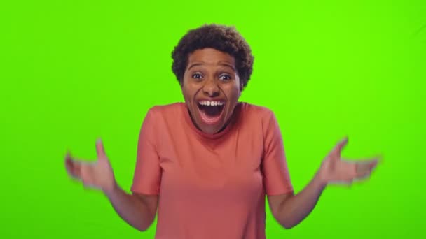 Afro-americana señora abre los ojos teniendo sorpresa en verde — Vídeo de stock