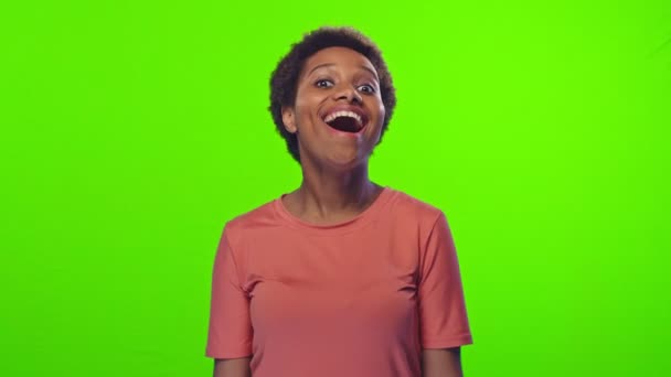 Sonrisas femeninas de piel oscura emocional, hace gesto de confirmación en la pantalla verde — Vídeo de stock