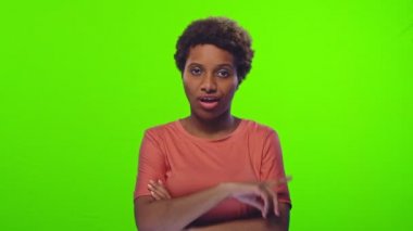 Afro-Amerikalı kadın yasak işareti gösteriyor ve kroma tuşuna hayır diyor.