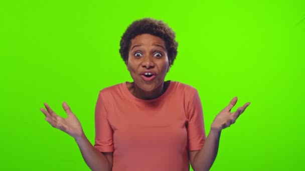 Afro-americana señora abre los ojos teniendo sorpresa en verde — Vídeo de stock