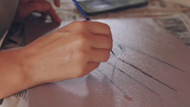 Acercamiento mano de artista mujer sostiene un pincel, dibujar un satélite de tierra con aceite — Vídeo de stock