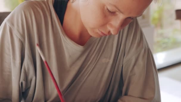 Mujer joven que tiene clases en el estudio de arte, aprendiendo a dibujar satélite — Vídeo de stock
