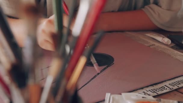 Zblízka ruka umělkyně drží štětec, kreslit satelit země s olejem — Stock video