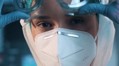 Kadın doktor salgın sırasında gözlüğünü ve koruyucu maskesini çıkardı.