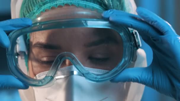 El médico se quita las gafas y una máscara protectora y muestra las heridas frotadas — Vídeos de Stock
