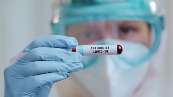 Laboratorium met bloedonderzoek met antilichamen van Covid-19 coronavirus patiënt — Stockvideo